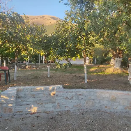 Gjosasi House אכסניה Lukovë