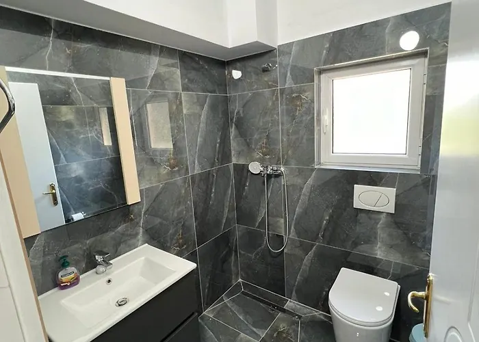Gjosasi House Alojamento de Turismo Selvagem Lukovë