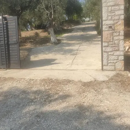 Деревянный коттедж Gjosasi House Лукове